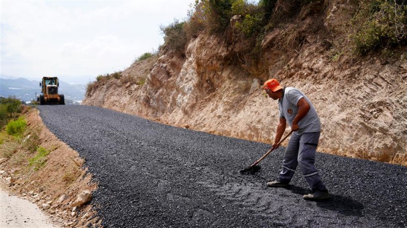 Syedra yolu asfaltla buluştu