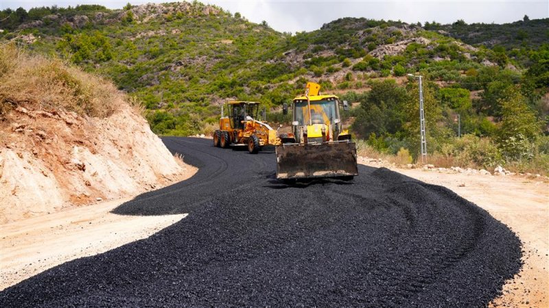 Syedra yolu asfaltla buluştu