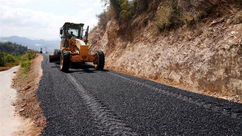 Syedra yolu asfaltla buluştu