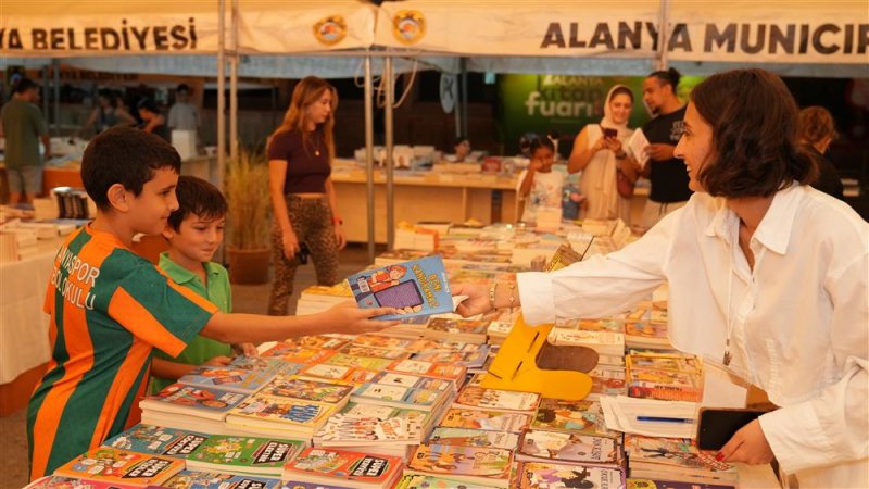 7. alanya kitap fuarı &quot;okumak yeşertir&quot; temasıyla başladı
