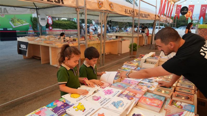 7. alanya kitap fuarı &quot;okumak yeşertir&quot; temasıyla başladı