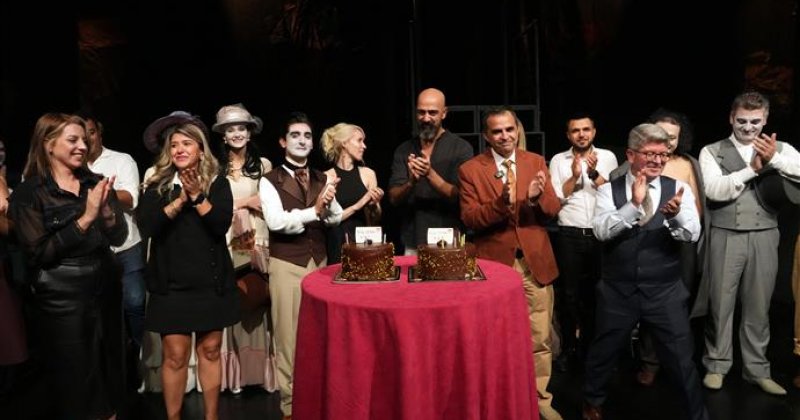 Alanya belediye tiyatrosu yeni sezonun ilk prömiyerini yaptı palto oyunu ayakta alkışlandı