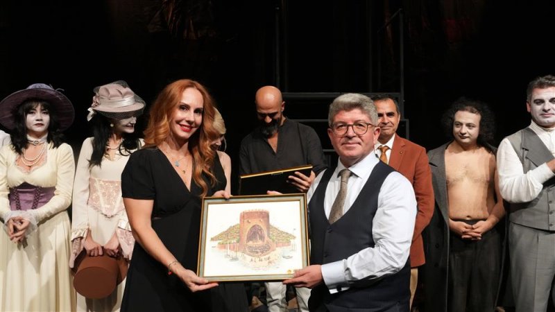 Alanya belediye tiyatrosu yeni sezonun ilk prömiyerini yaptı palto oyunu ayakta alkışlandı