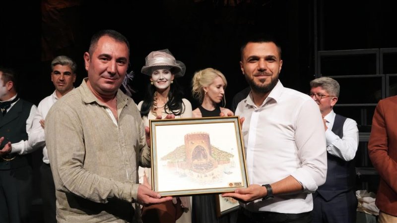 Alanya belediye tiyatrosu yeni sezonun ilk prömiyerini yaptı palto oyunu ayakta alkışlandı