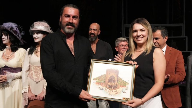 Alanya belediye tiyatrosu yeni sezonun ilk prömiyerini yaptı palto oyunu ayakta alkışlandı