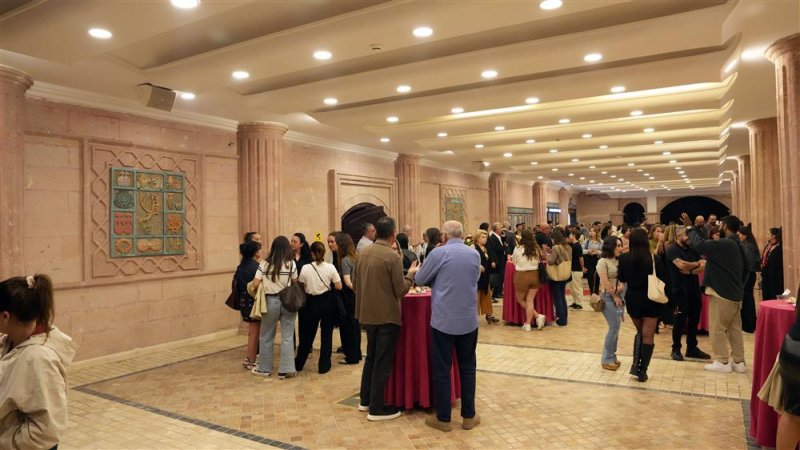 Alanya belediye tiyatrosu yeni sezonun ilk prömiyerini yaptı palto oyunu ayakta alkışlandı