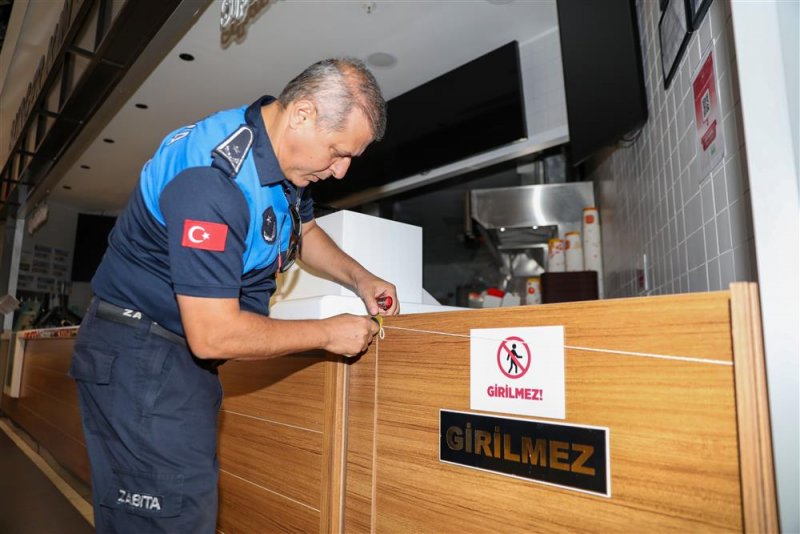 Tarihi geçmiş gıda satan restoran zinciri mühürlendi