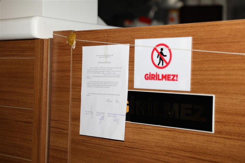 Tarihi geçmiş gıda satan restoran zinciri mühürlendi