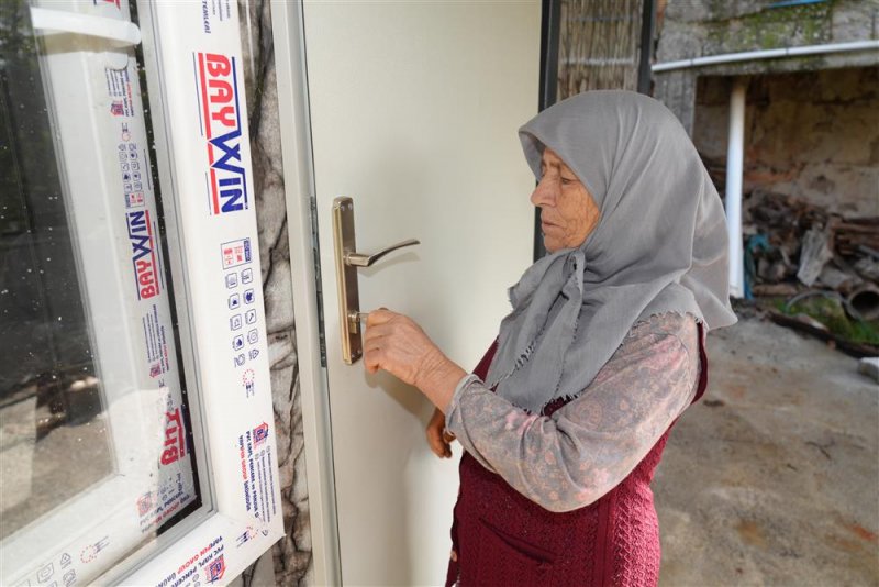 Alanya belediyesi ve hayırseverlerden ihtiyaç sahibi aileye konteyner ev desteği