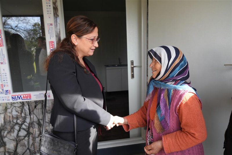 Alanya belediyesi ve hayırseverlerden ihtiyaç sahibi aileye konteyner ev desteği