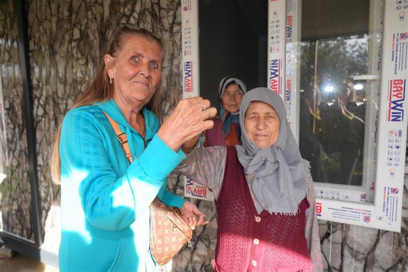 Alanya belediyesi ve hayırseverlerden ihtiyaç sahibi aileye konteyner ev desteği