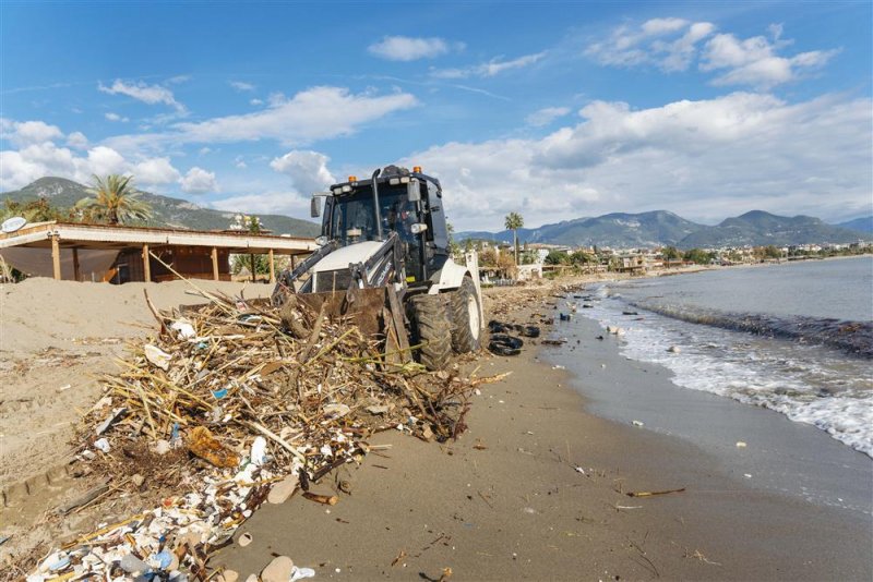 Alanya belediyesi&rsquo;nden aşırı yağışlar sonrası yoğun temizlik seferberliği