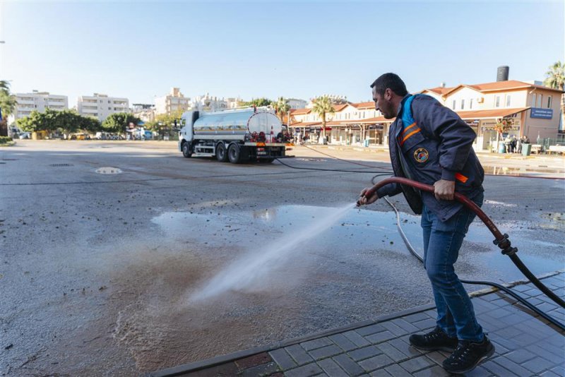 Alanya belediyesi&rsquo;nden aşırı yağışlar sonrası yoğun temizlik seferberliği