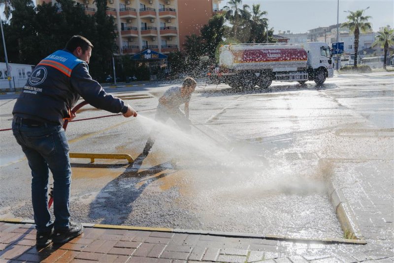 Alanya belediyesi&rsquo;nden aşırı yağışlar sonrası yoğun temizlik seferberliği