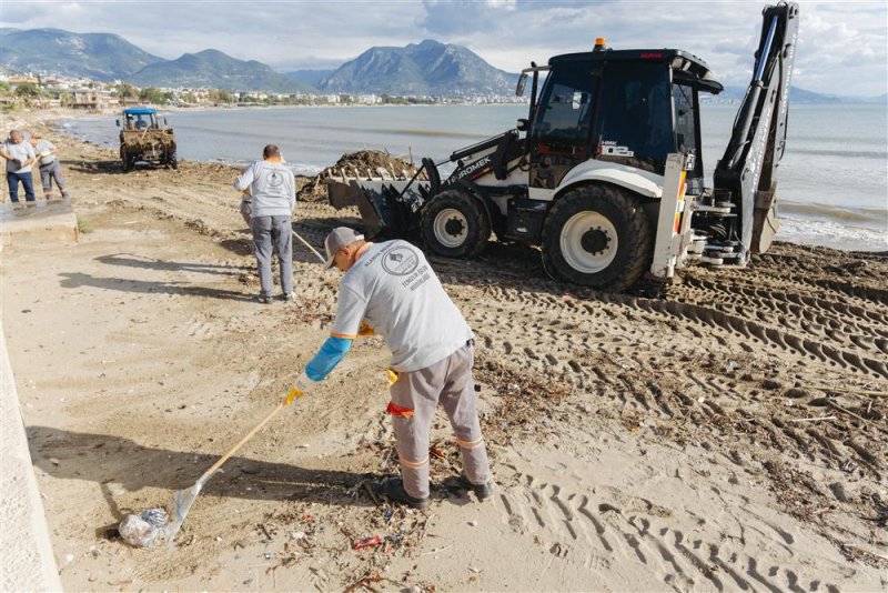 Alanya belediyesi&rsquo;nden aşırı yağışlar sonrası yoğun temizlik seferberliği