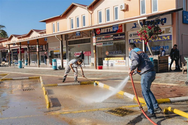 Alanya belediyesi&rsquo;nden aşırı yağışlar sonrası yoğun temizlik seferberliği