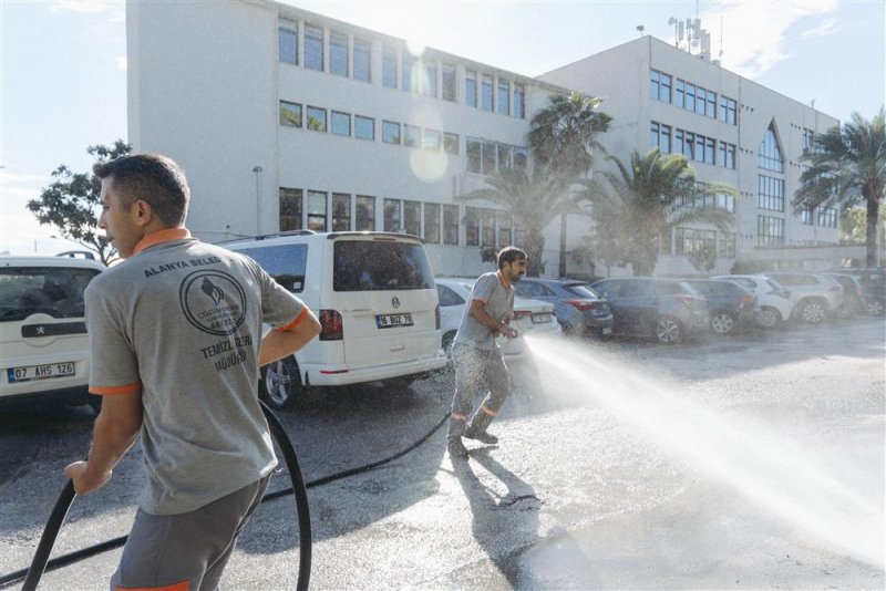Alanya belediyesi&rsquo;nden aşırı yağışlar sonrası yoğun temizlik seferberliği