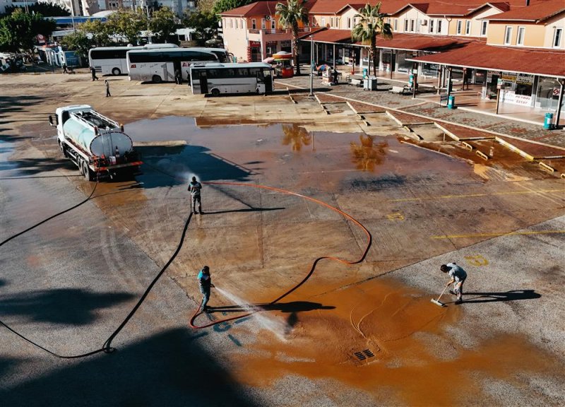 Alanya belediyesi&rsquo;nden aşırı yağışlar sonrası yoğun temizlik seferberliği