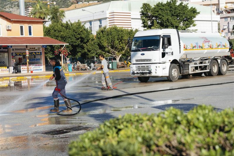 Alanya belediyesi&rsquo;nden aşırı yağışlar sonrası yoğun temizlik seferberliği