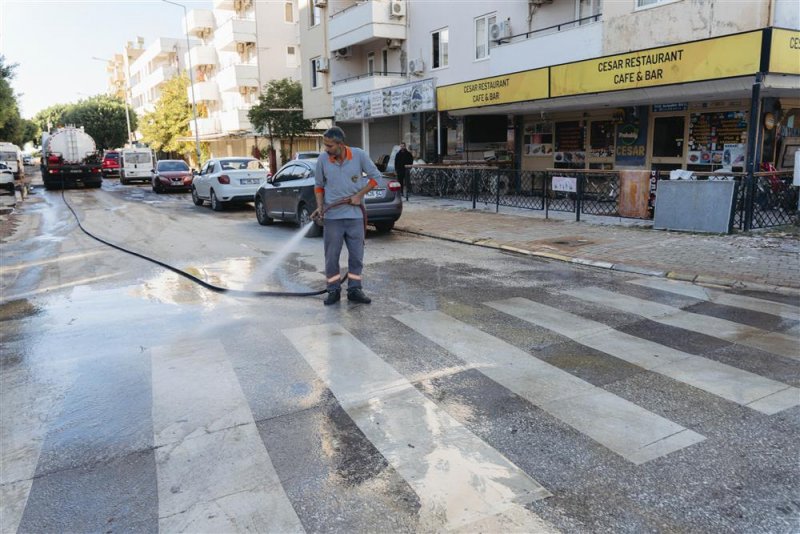 Alanya belediyesi&rsquo;nden aşırı yağışlar sonrası yoğun temizlik seferberliği