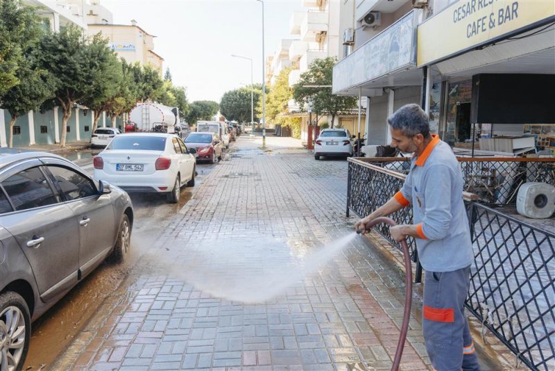 Alanya belediyesi&rsquo;nden aşırı yağışlar sonrası yoğun temizlik seferberliği