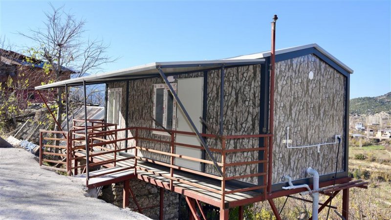 Alanya belediyesi ve hayırseverlerden hasan amcaya konteyner ev desteği