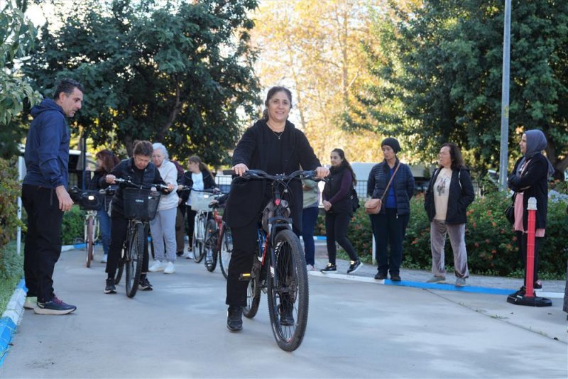 "hayallerine pedal &ccedil;evir" projesi başladı: kadınlara &uuml;cretsiz bisiklet eğitimi