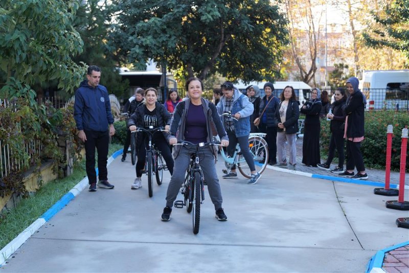 "hayallerine pedal &ccedil;evir" projesi başladı: kadınlara &uuml;cretsiz bisiklet eğitimi