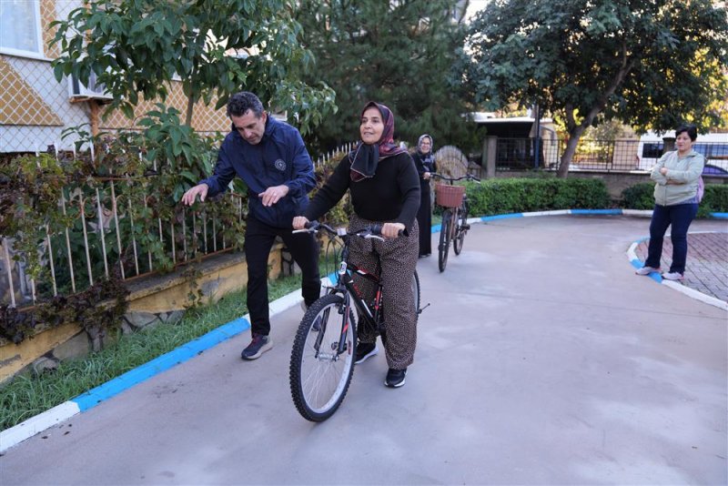 "hayallerine pedal &ccedil;evir" projesi başladı: kadınlara &uuml;cretsiz bisiklet eğitimi