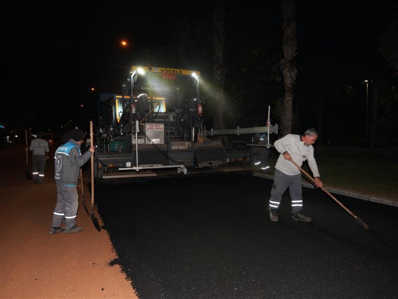 Atat&uuml;rk caddesi&rsquo;nde &ccedil;alışmalar gece g&uuml;nd&uuml;z s&uuml;r&uuml;yor