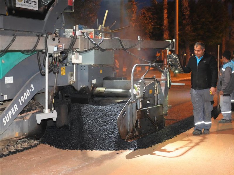 Atat&uuml;rk caddesi&rsquo;nde &ccedil;alışmalar gece g&uuml;nd&uuml;z s&uuml;r&uuml;yor
