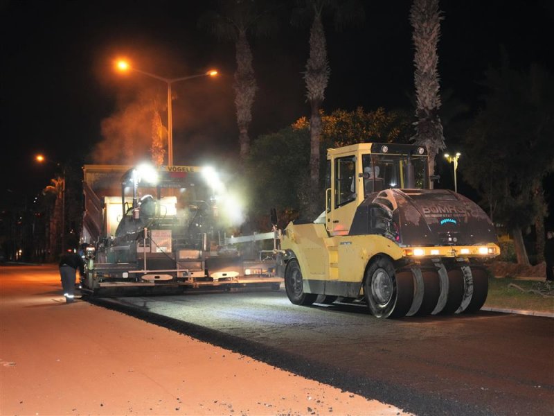 Atat&uuml;rk caddesi&rsquo;nde &ccedil;alışmalar gece g&uuml;nd&uuml;z s&uuml;r&uuml;yor