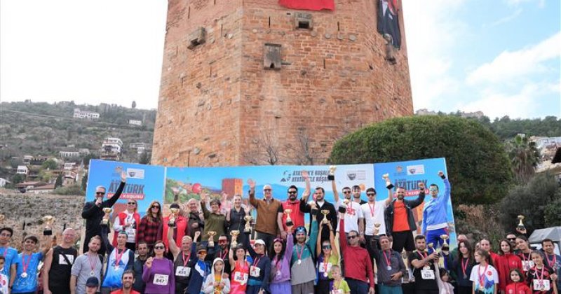 Mavi gözlü dev adama hasretle koşuldu