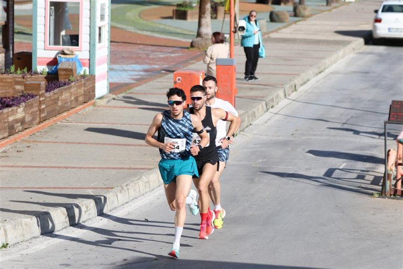 Mavi g&ouml;zl&uuml; dev adama hasretle koşuldu