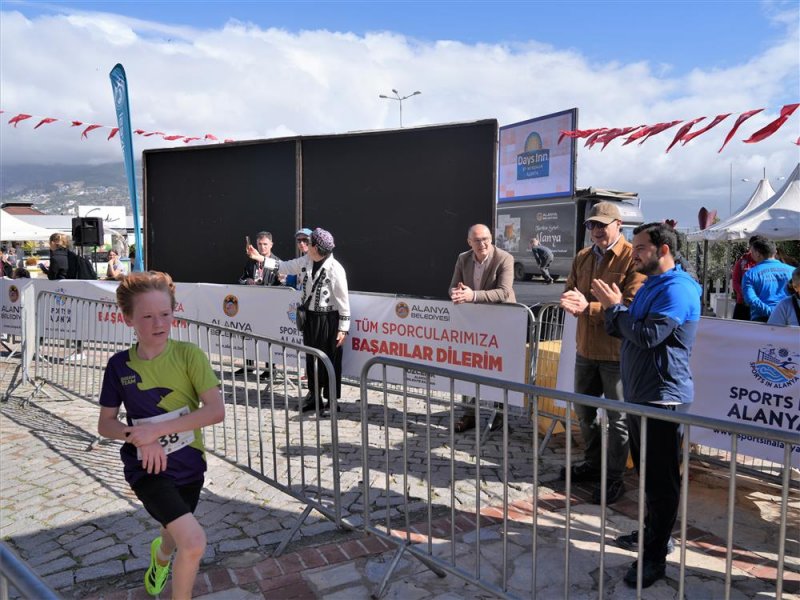 Mavi g&ouml;zl&uuml; dev adama hasretle koşuldu