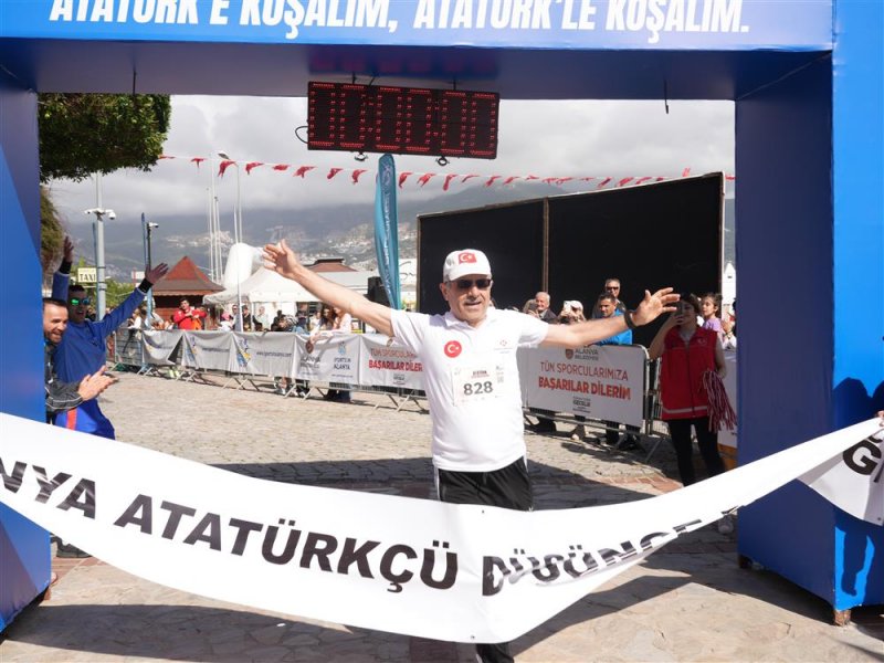 Mavi g&ouml;zl&uuml; dev adama hasretle koşuldu