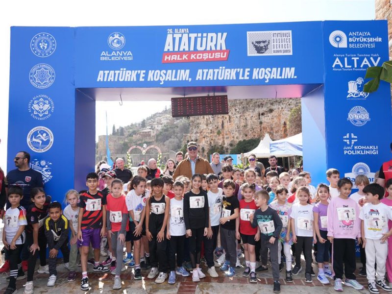 Mavi g&ouml;zl&uuml; dev adama hasretle koşuldu