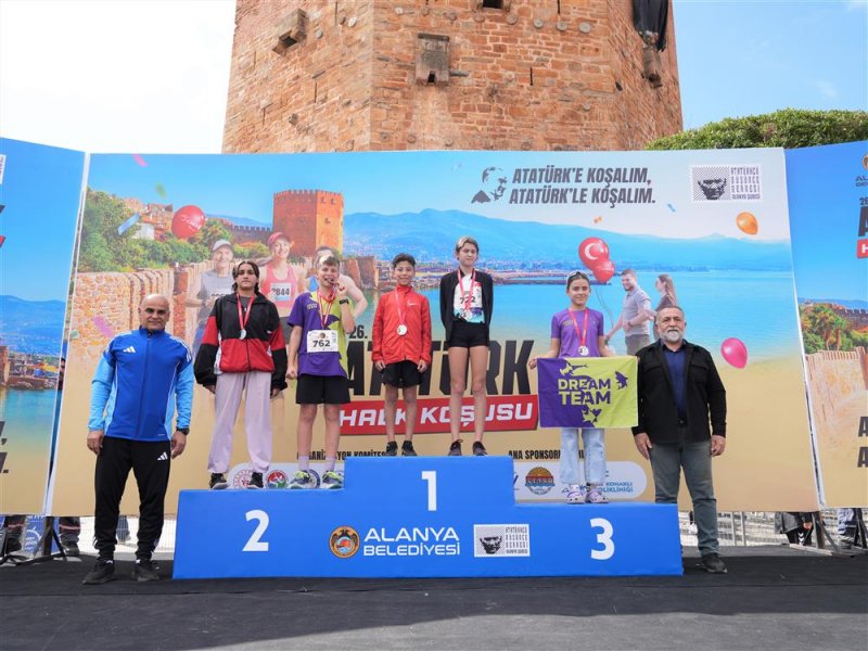 Mavi g&ouml;zl&uuml; dev adama hasretle koşuldu