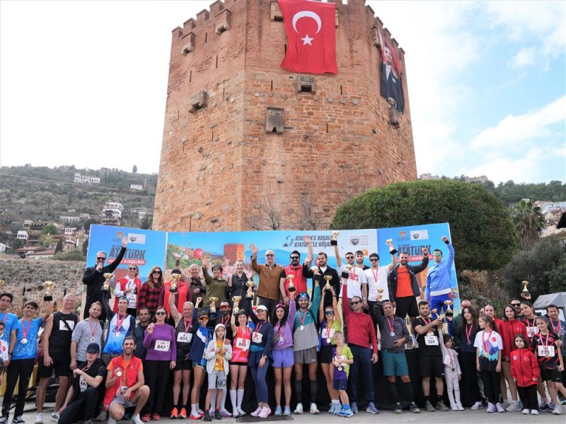 Mavi g&ouml;zl&uuml; dev adama hasretle koşuldu