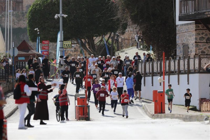 Mavi g&ouml;zl&uuml; dev adama hasretle koşuldu