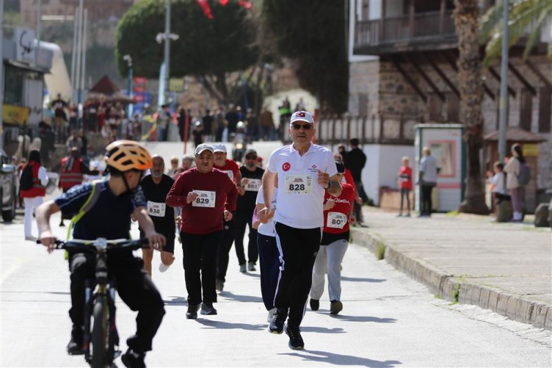Mavi g&ouml;zl&uuml; dev adama hasretle koşuldu