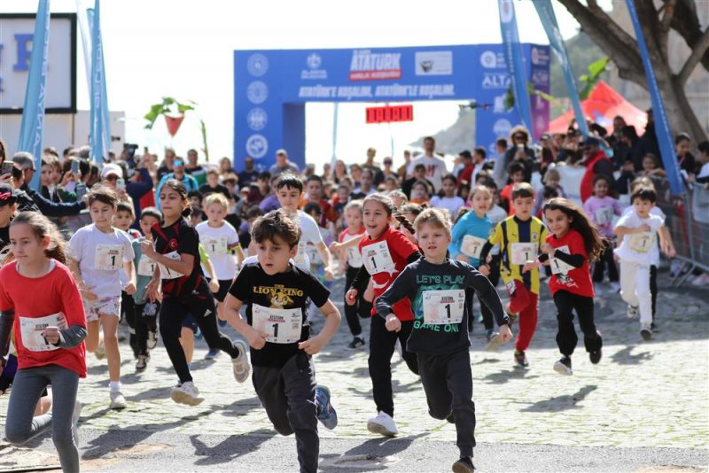 Mavi g&ouml;zl&uuml; dev adama hasretle koşuldu