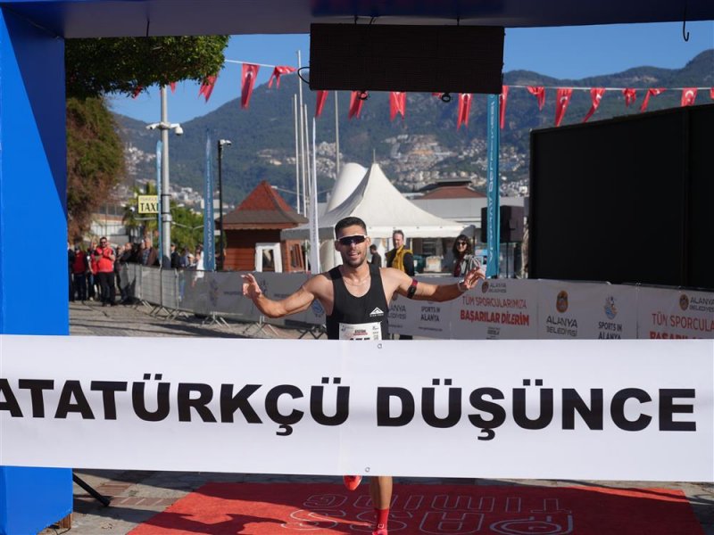 Mavi g&ouml;zl&uuml; dev adama hasretle koşuldu