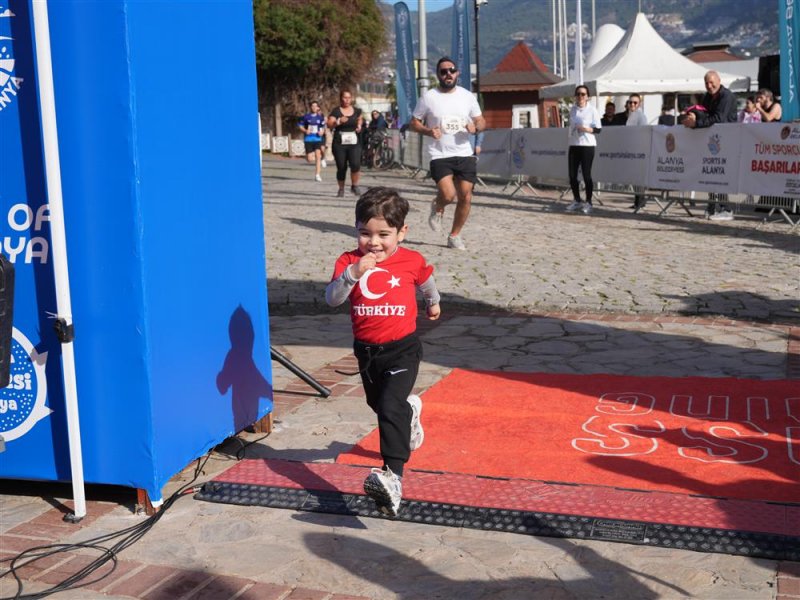 Mavi g&ouml;zl&uuml; dev adama hasretle koşuldu