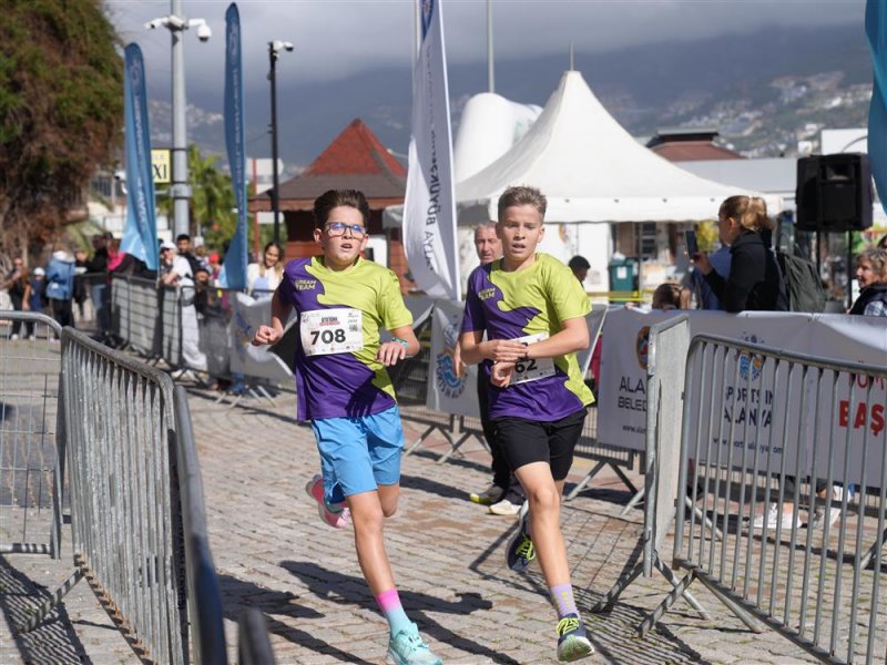 Mavi g&ouml;zl&uuml; dev adama hasretle koşuldu