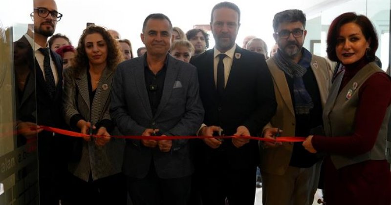 10 ülkeden 38 sanatçının eserlerinin yer aldığı sergi kapılarını açtı