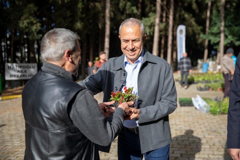 Alanya belediyesi&rsquo;nden bayram &ouml;ncesi 67 bin &ccedil;i&ccedil;ek fidesini vatandaşlarla buluşturacak