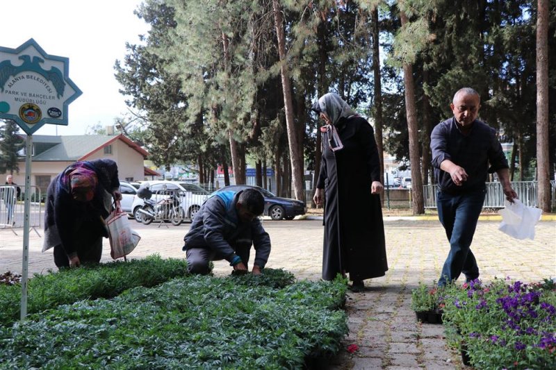 Alanya belediyesi&rsquo;nden bayram &ouml;ncesi 67 bin &ccedil;i&ccedil;ek fidesini vatandaşlarla buluşturacak