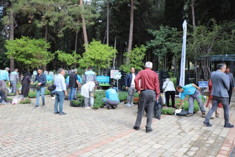 Alanya belediyesi&rsquo;nden bayram &ouml;ncesi 67 bin &ccedil;i&ccedil;ek fidesini vatandaşlarla buluşturacak