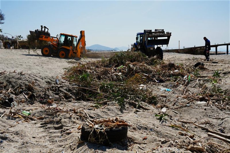 Alanya belediyesi&rsquo;nden sezon ve bayram &ouml;ncesi sahil ile alt ge&ccedil;itlerde temizlik &ccedil;alışması